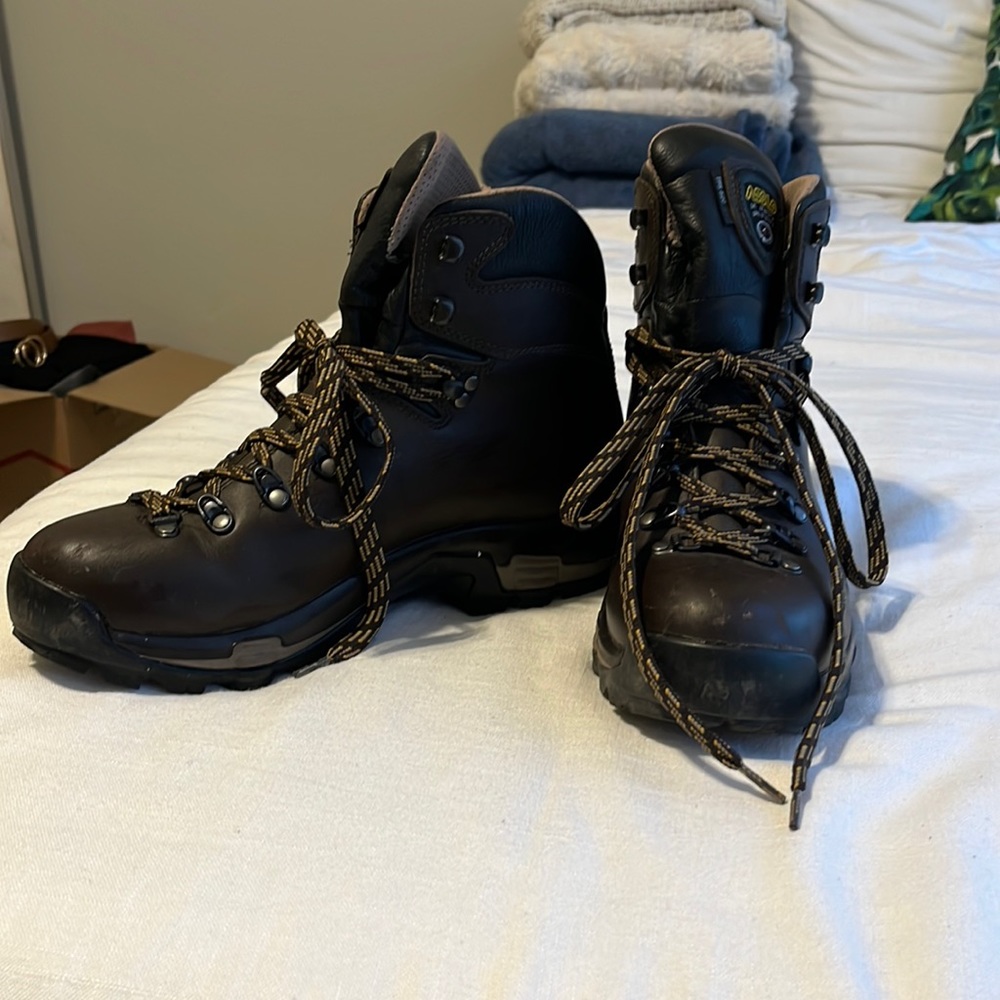 Heavy duty hiking/winter boots. Waterproof with vibram soles. Gortex.